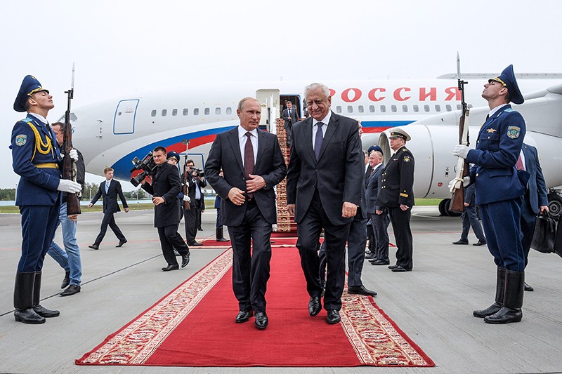 Президент РФ Владимир Путин и премьер-министр Белоруссии Михаил  Мясникович перед началом саммита в Минске.