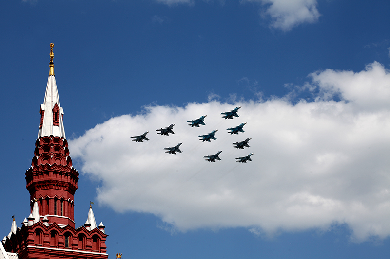 Многоцелевые истребители Су-34 и Су-35 в составе пилотажной группы

