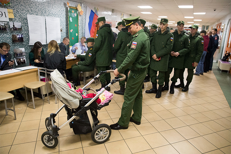 Военнослужащие Российской армии на одном из избирательных участков Москвы


