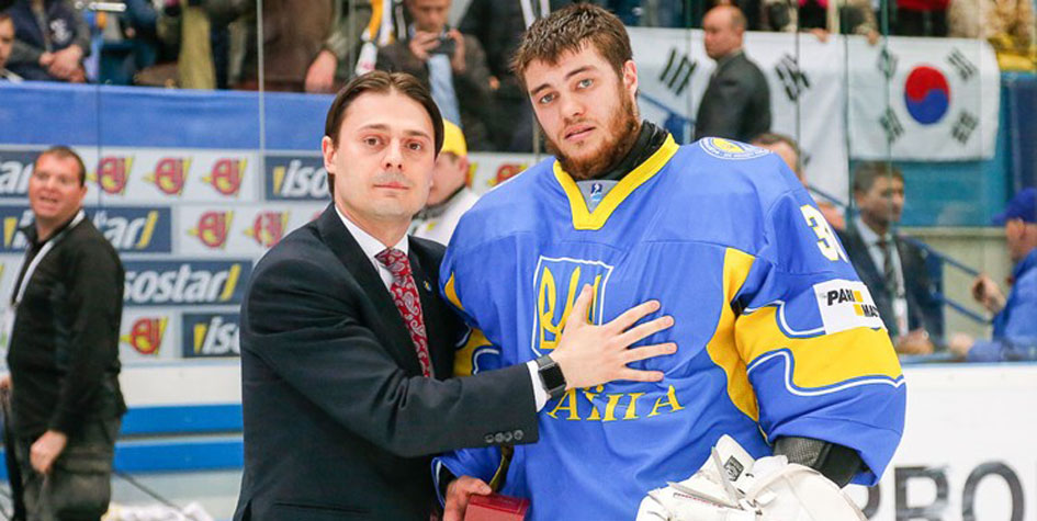 Вратарь сборной Украины по хоккею Эдуард Захарченко (крайний справа)
