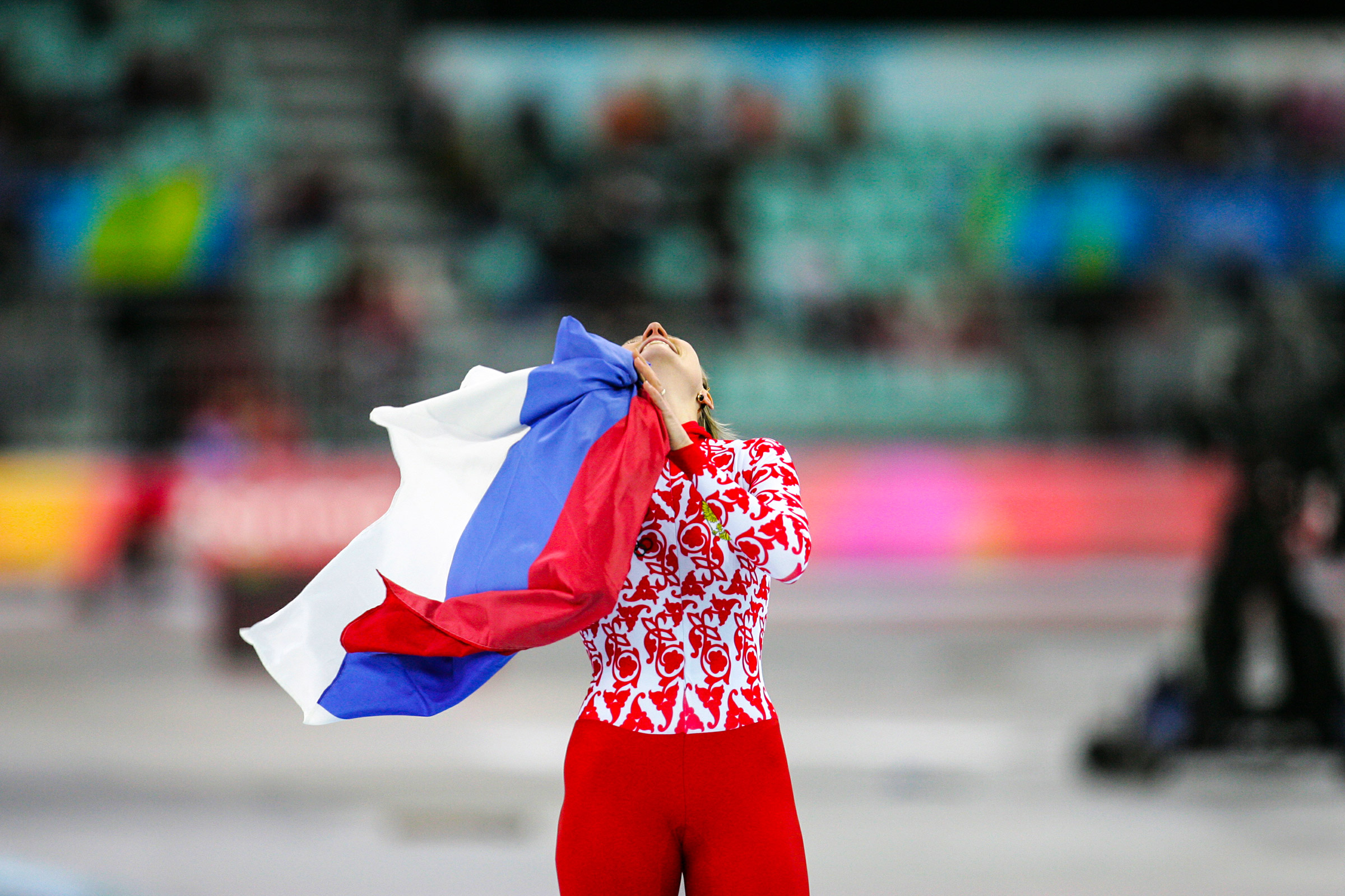 Светлана Журова завоевала золотую медаль после второго забега на 500-метровой дистанции Олимпиады-2006. Она стала одной из трех олимпийских чемпионов по конькобежному спорту в истории России.

