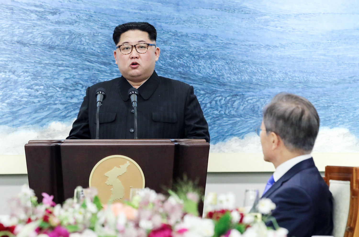 Для очков лидер Северной Кореи&nbsp;выбирает&nbsp;прямоугольную оправу под черепаховый панцирь