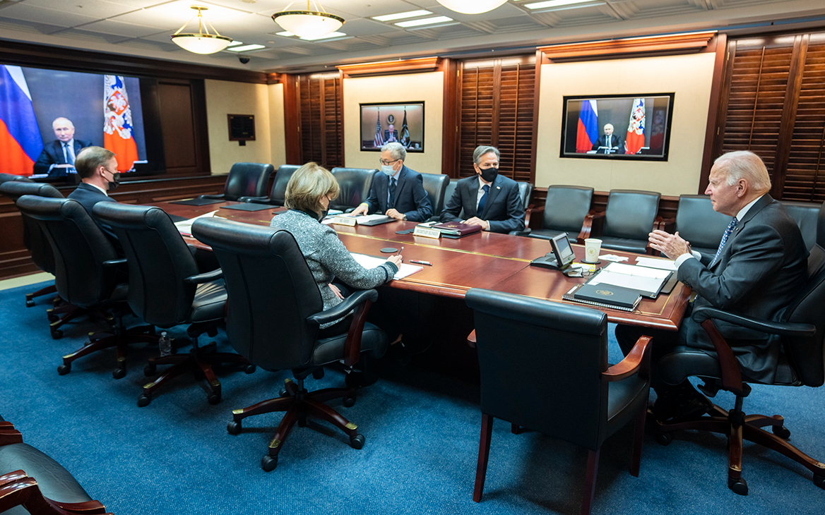 Белый дом показал фото из кабинета Байдена во время переговоров с Путиным