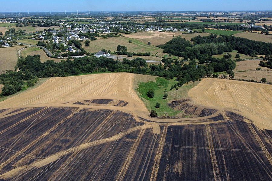 В 23 регионах Франции из-за жары введен желтый уровень опасности. На фото выгоревшее поле в регионе&nbsp;Ла-Рош-Бланш.