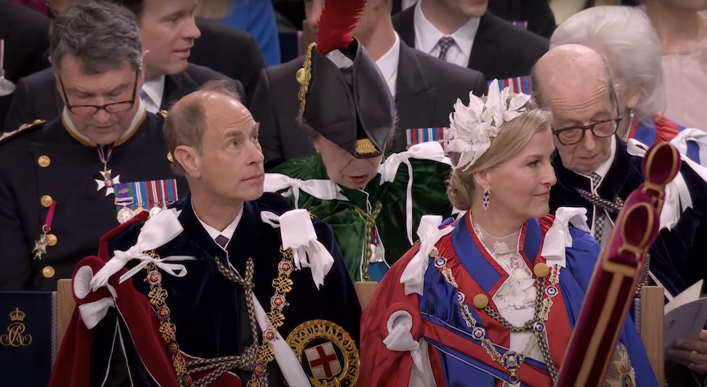 <p>Принц Эдвард, младший сын Елизаветы II и принца Филиппа, и Софи, герцогиня Эдинбургская. В третьем ряду, за пером принцессы Анны, видно принца Гарри</p>