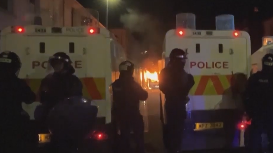 В Северной Ирландии жгут дома и машины на антимигрантских акциях. Видео