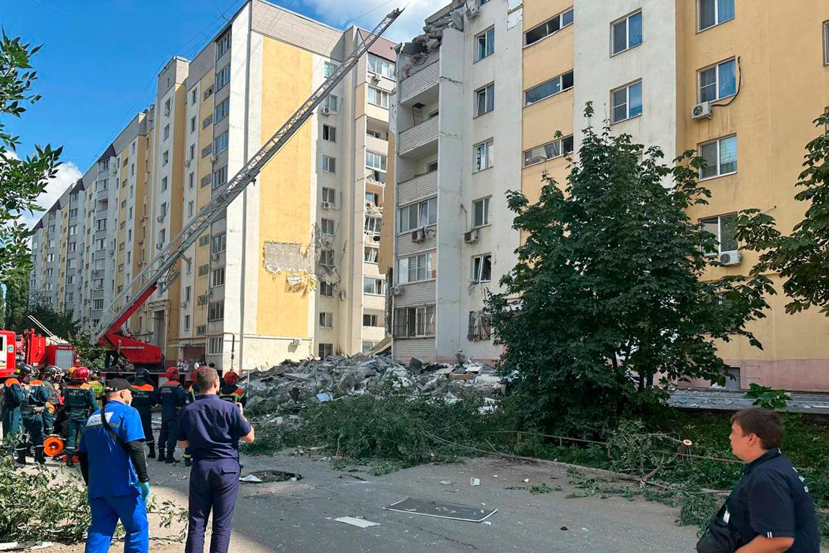 Последствия взрыва в жилом доме в Саратове. 25.07.2025