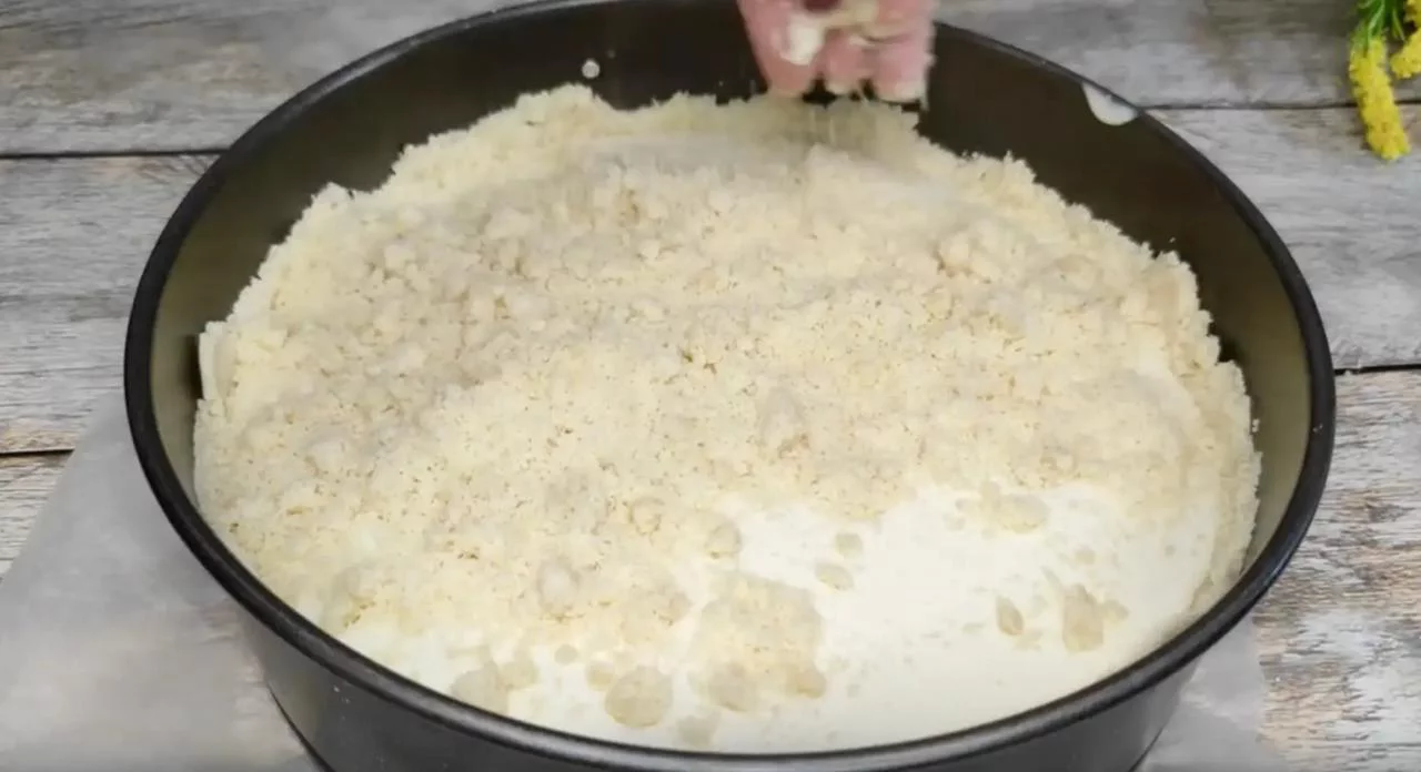 Оставшуюся крошку распределите поверх начинки