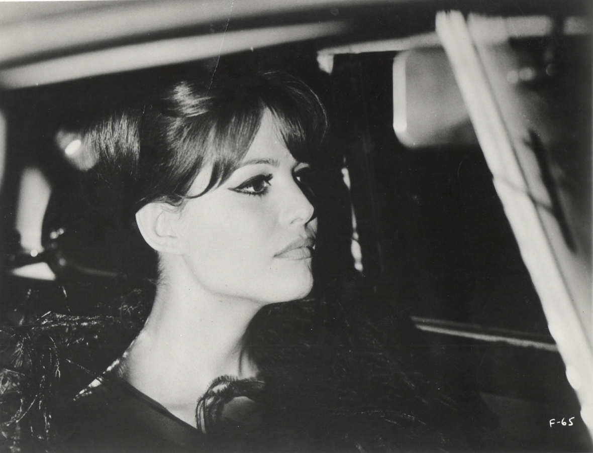 На фото: Клаудия Кардинале в фильме &laquo;8 с половиной&raquo;. 

О работе с двумя титанами кинематографа артистка&nbsp;вспоминала, как о противоположностях: &laquo;Висконти был скрупулезен, говорил со мной по-французски и хотел, чтобы у меня были длинные каштановые волосы. Феллини был хаотичен, и у него не было никакого сценария; он говорил со мной по-итальянски, коротко подстриг мои волосы и осветлил их. Это были два самых важных фильма в моей жизни&raquo;.