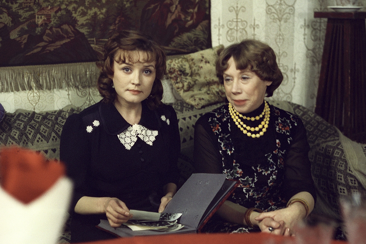 Вера Алентова (справа) и Евгения Ханаева в фильме «Москва слезам не верит» (1979)