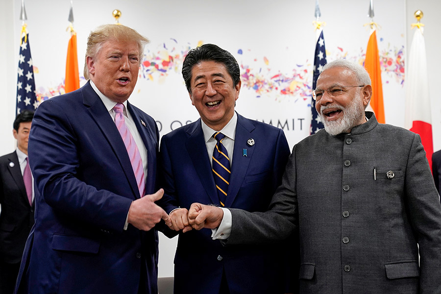 Слева направо: президент США Дональд Трамп, премьер-министр Японии Синдзо Абэ и премьер-министр Индии Нарендра Моди