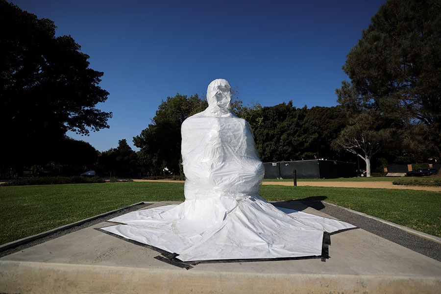 Статую в парке Беверли-Гарденс в Лос-Анджелесе в целях безопасности завернули в пластик