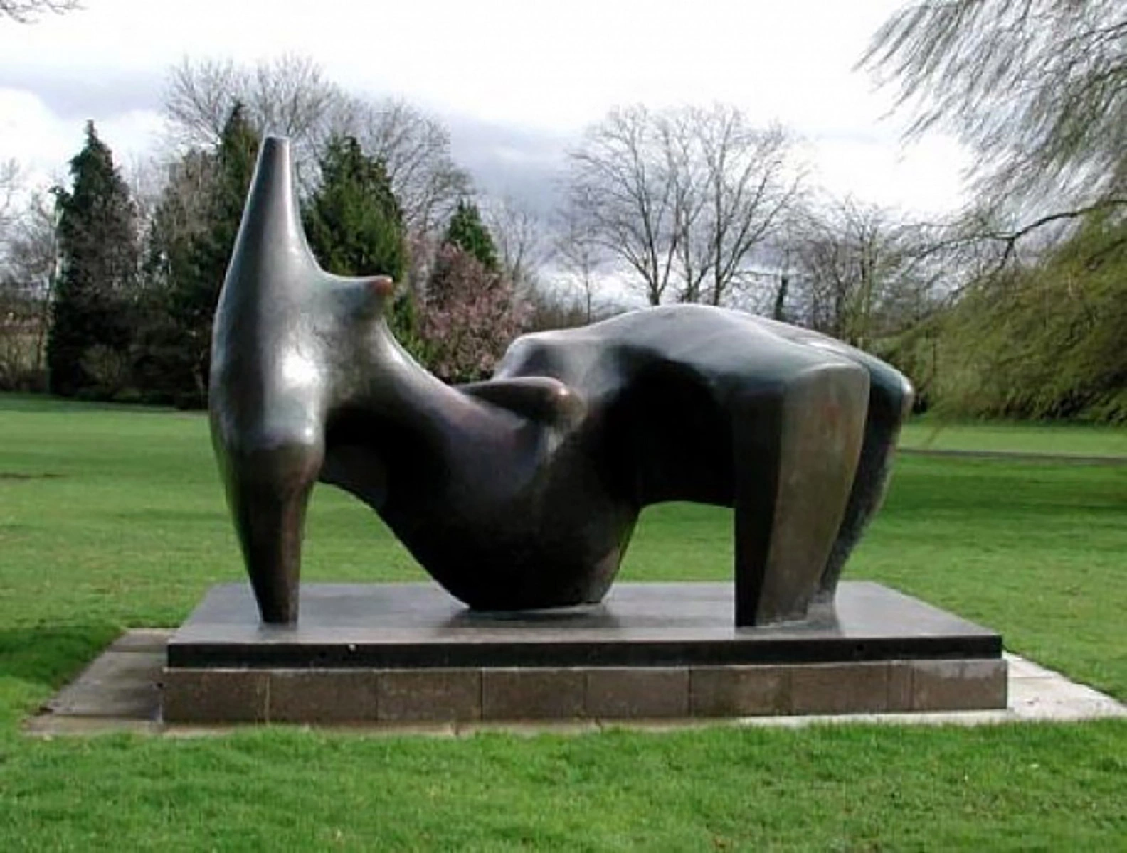 <p>Скульптура Генри Мура &laquo;Лежащая фигура&raquo;</p>