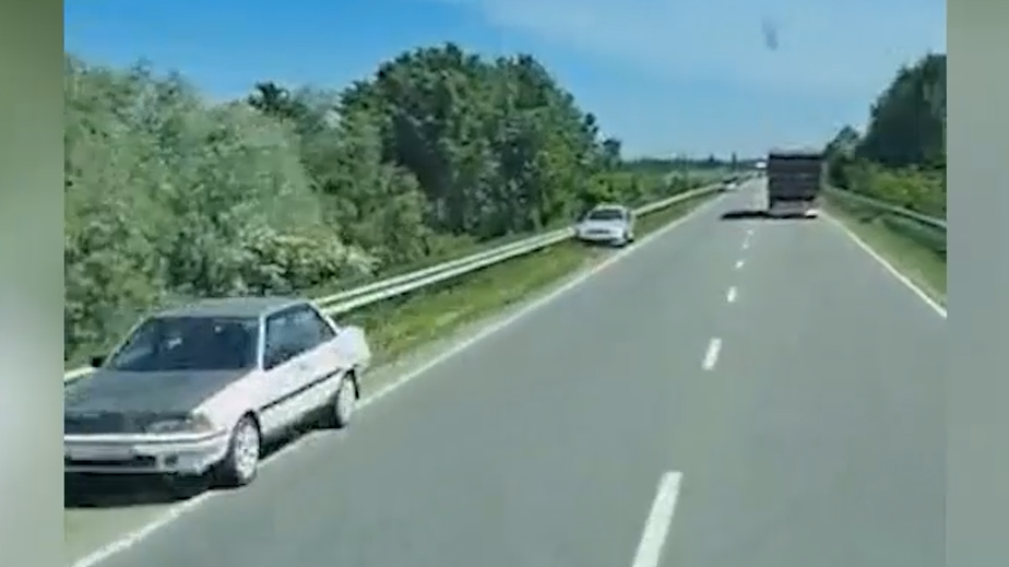 Брошенные украинцами машины на границе с Молдавией. Видео