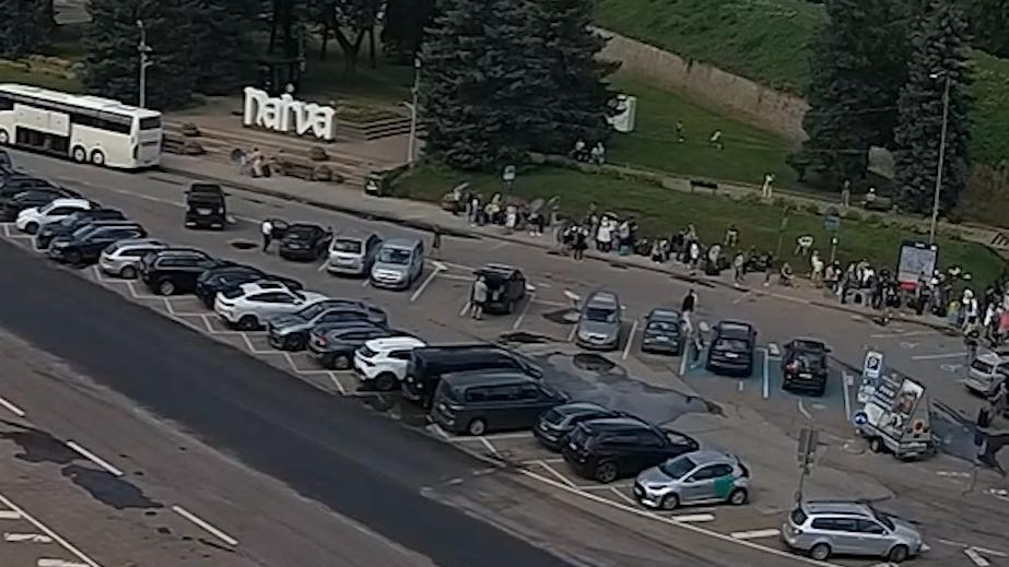В Эстонии на границе с Россией выросли очереди из машин