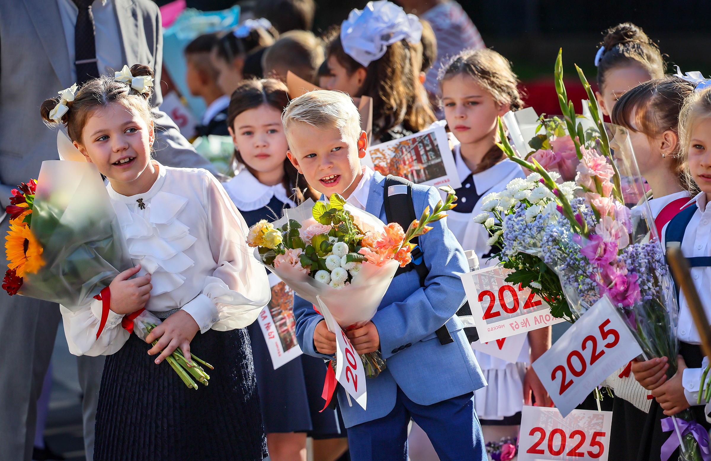 На фото: праздничная линейка в Москве.

1 сентября 2025 года в школы пошли около 1,5 млн первоклассников.