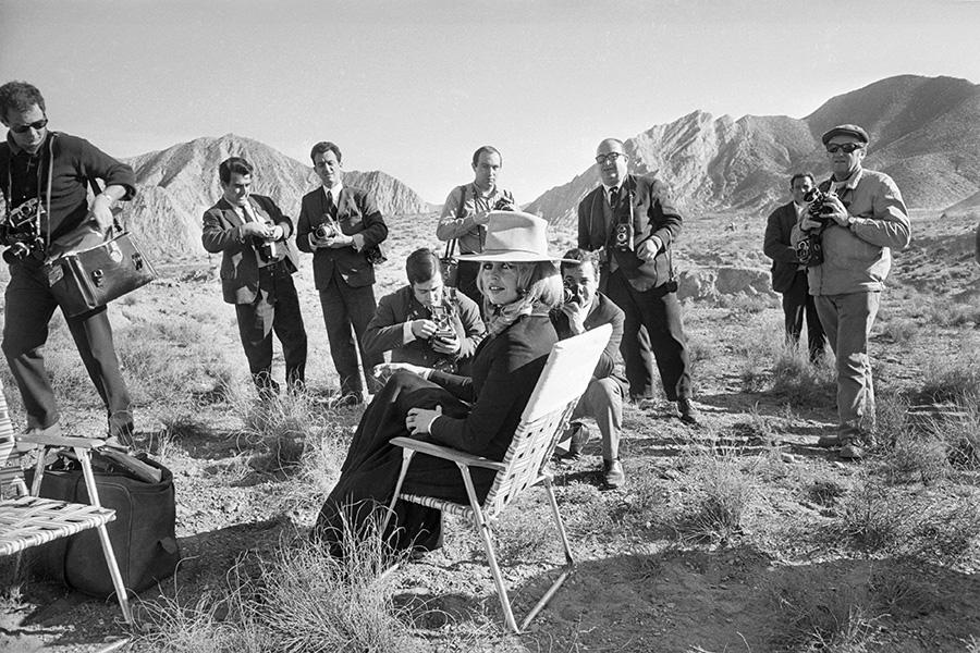 Брижит Бардо в окружении фотографов на съёмках своего последнего фильма, вестерна «Шалако» режиссёра Эдварда Дмитрика, 11 января 1968 года