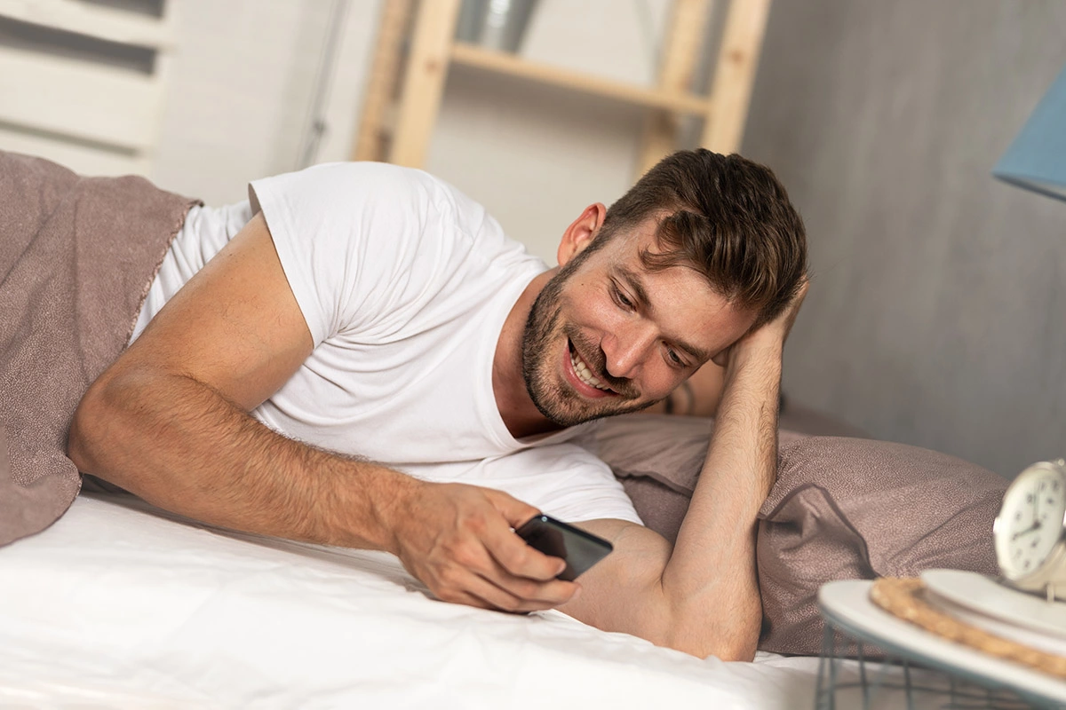 Переписка может стать первым шагом к знакомству и способом показать себя, когда личного общения еще нет