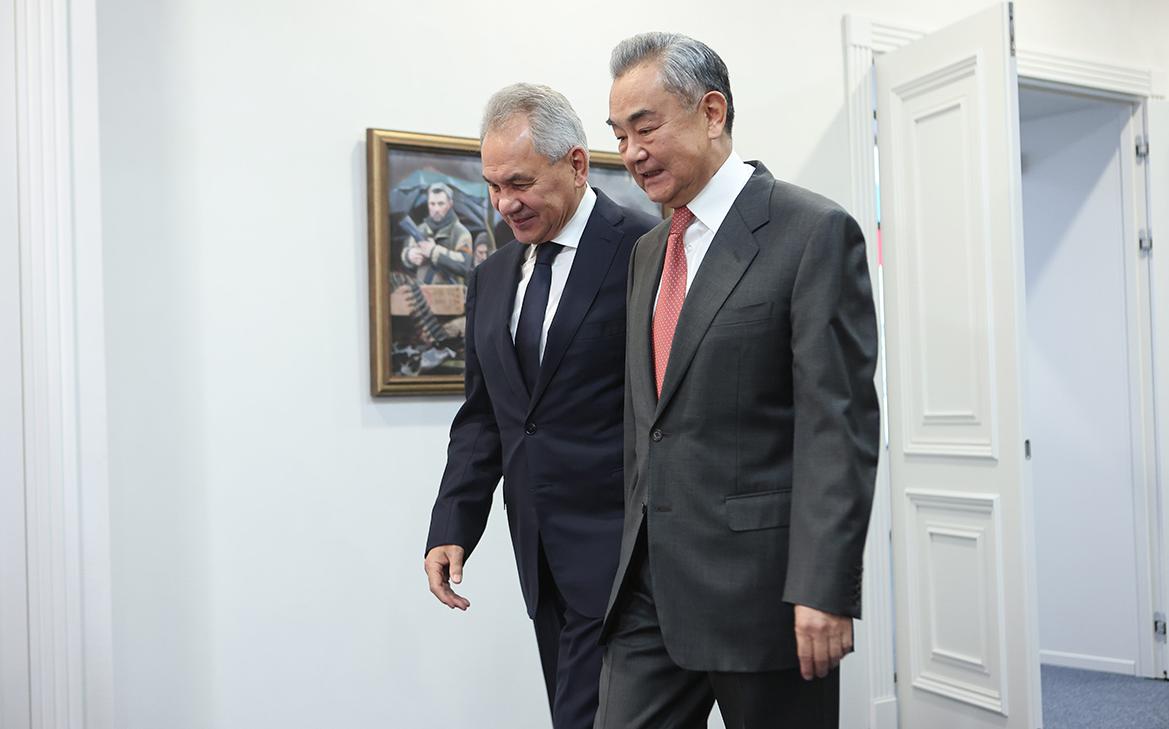 Шойгу заявил главе МИД КНР, что геополитическая ситуация проще не стала