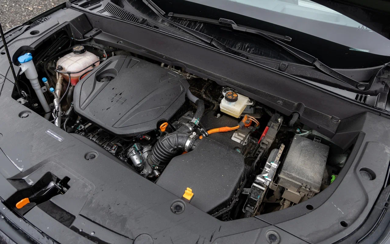 Под капотом Geely EX5 EM-i прячется гибридная силовая установка на базе 1,5-литрового 99-сильного атмосферника, дополненного электромотором и стартером-генератором. Максимальная мощность — 218 л.с. 