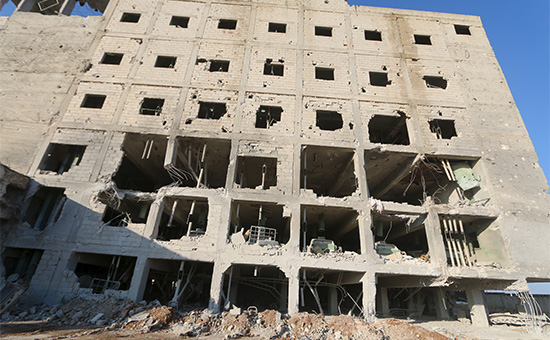 Разрушенное бомбардировкой здание фабрики в&nbsp;городе Саракиб, провинция Идлиб, Сирия. 1 декабря 2015 года