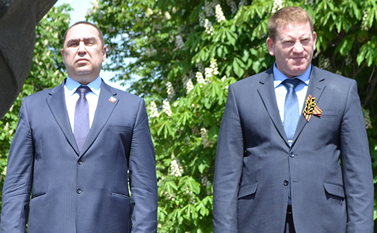 Глава ЛНР Игорь Плотницкий и бывший премьер-министр ЛНР Геннадий Цыпкалов (слева направо). Архивное фото
