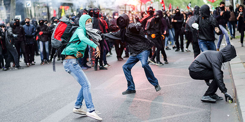 В Париже полицейские газом разогнали демонстрантов  накануне выборов