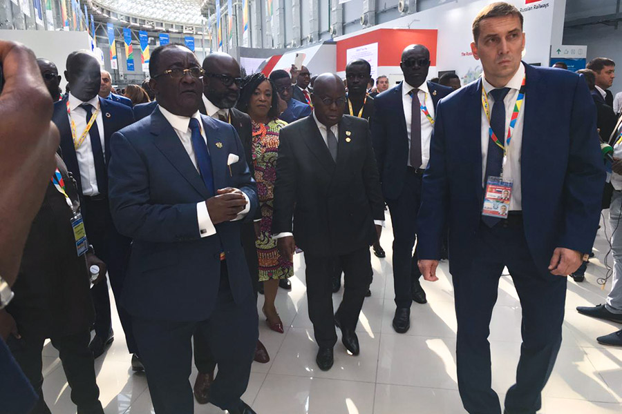 Президент Ганы Нана Акуфо-Аддо (в центре)