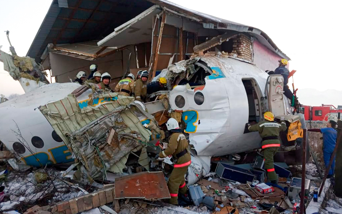 Крушение пассажирского самолета в Казахстане. Главное