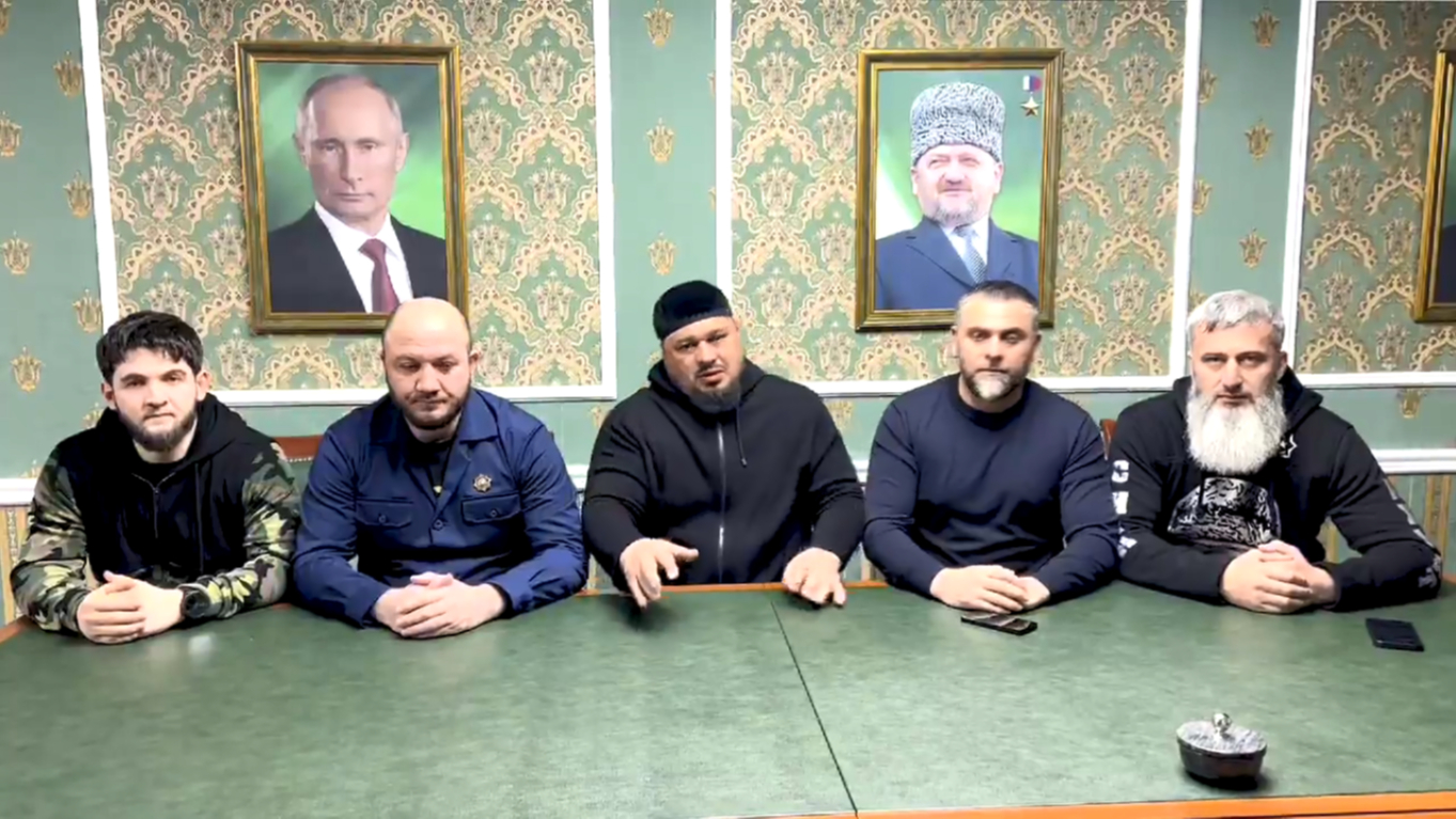 Чиновники из Чечни записали видео с угрозой «отрубить головы» семье судьи"/>













