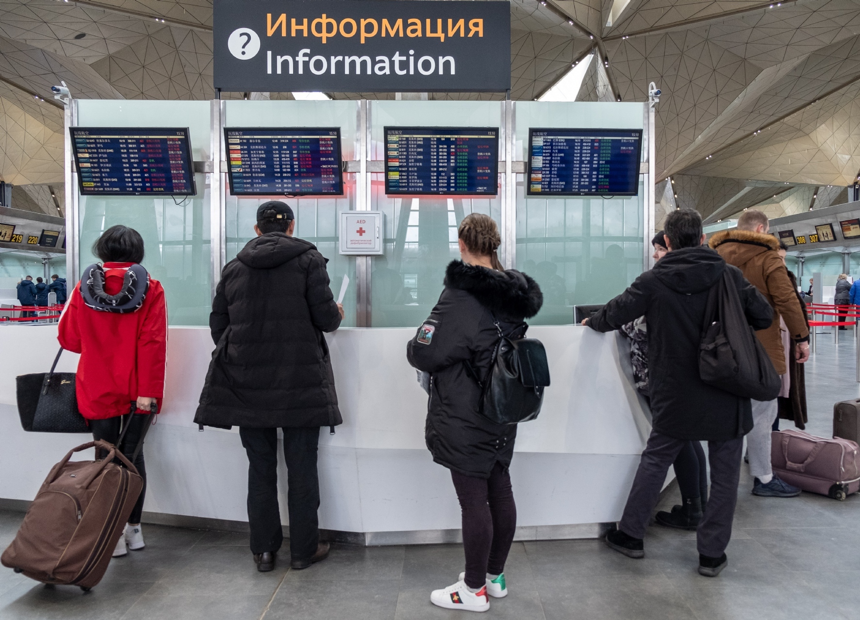 Почему закрыли аэропорт сегодня. Рейсы отменены. Аэропорт Пулково 2022. Задержка рейсов. Российские туристы.