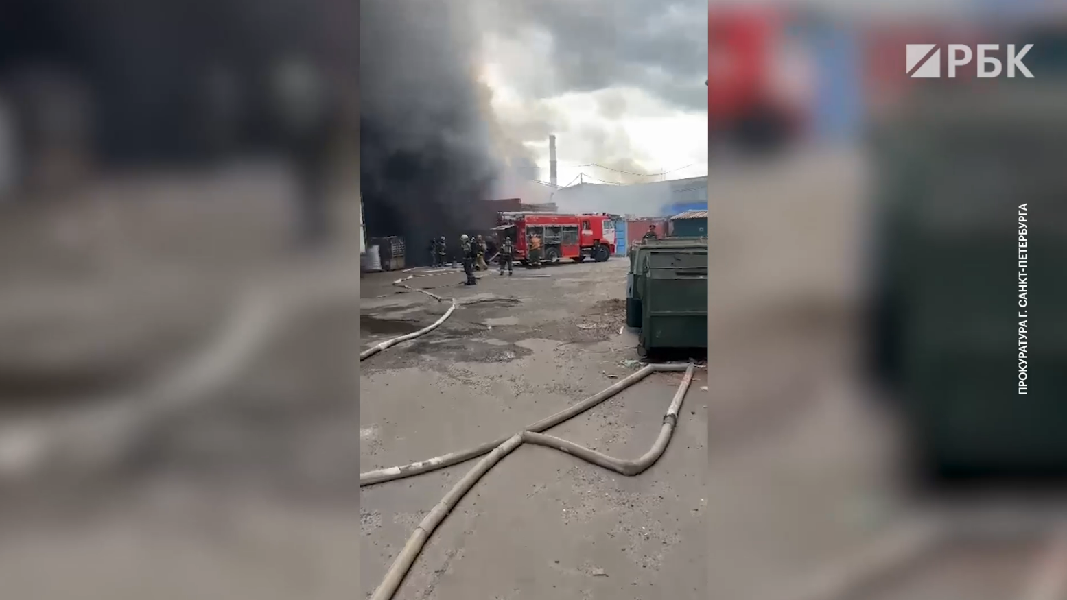 В Петербурге загорелся ангар с покрышками