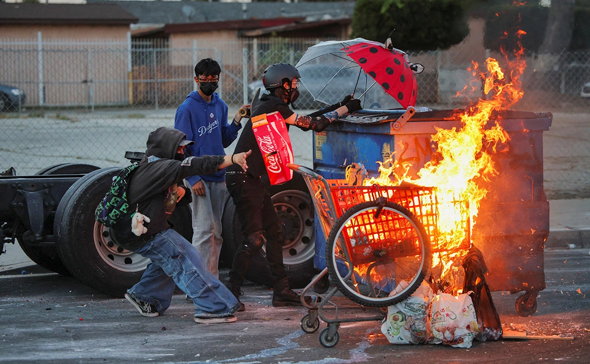 Daniel Cole / Reuters