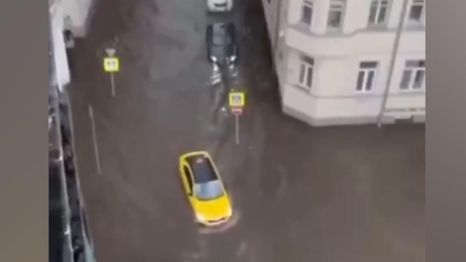 Как машины плыли на улицах Москвы после сильного ливня. Видео — РБК