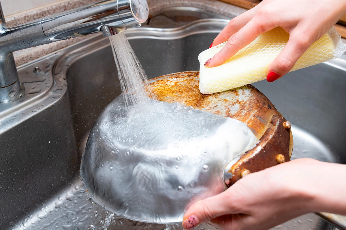 Лучше приобретать средства, которые предназначены для удаления нагара, копоти с жиром