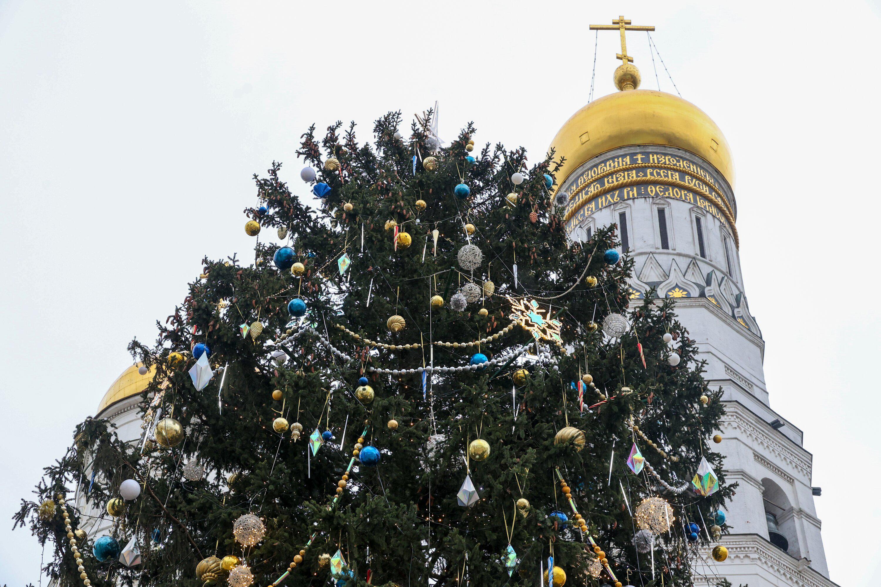 Украшение главной новогодней ели России на Соборной площади Московского Кремля