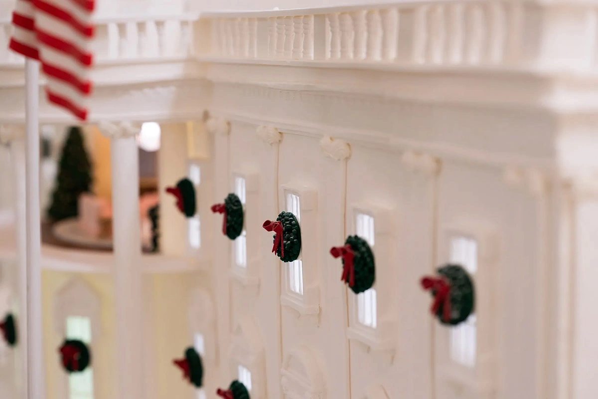 Пряничный домик — уменьшенная копия Белого дома, окруженная миниатюрными заснеженными деревьями