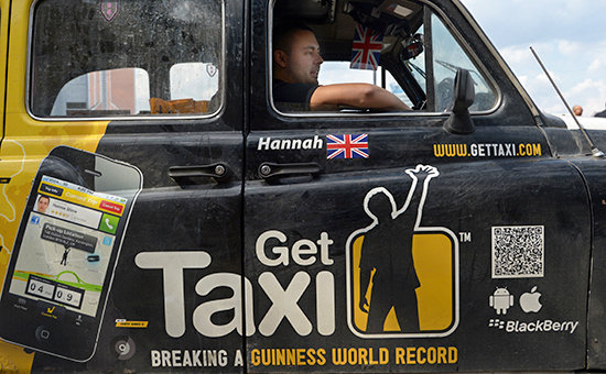 Реклама Get Taxi на участнике кругосветного автопробега из Лондона &laquo;Такси вокруг света&raquo;