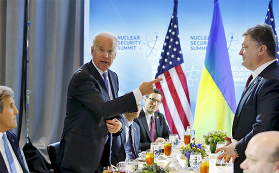 Глава Госдепа США Джон Керри,&nbsp;​вице-президент США Джозеф Байден и президент Украины Петр Порошенко (слева направо)


