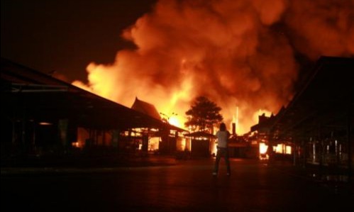 Сильный пожар уничтожил крупный супермаркет в Таиланде
