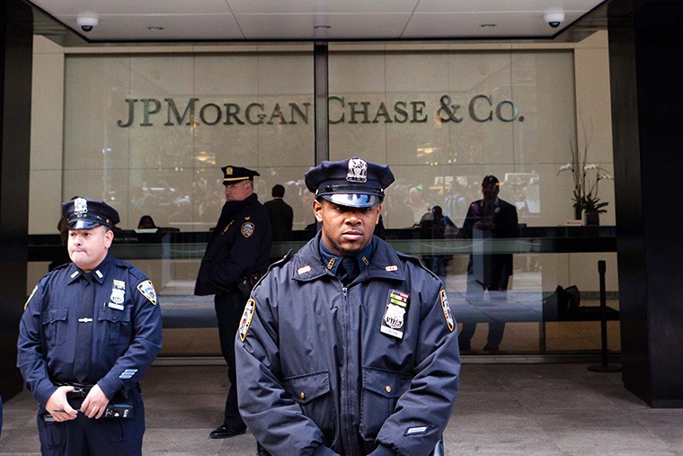 JP Morgan ChaseКогда заключили соглашение: 2013г. Сколько заплатили: $13 млрдС кем договорились: Минюст США и др.Крупнейший по размеру активов американский банк JP Morgan Chase & Co. в ноябре 2013г. заключил мировое соглашение с властями США по делу об операциях  с необеспеченными ипотечными облигациями в преддверии кризиса 2007-2008гг. Банк согласился заплатить за нарушения рекордные $13 млрд. Помимо этого, в 2013г. JP Morgan заключил соглашение на $4,5 млрд со своими инвесторами. 