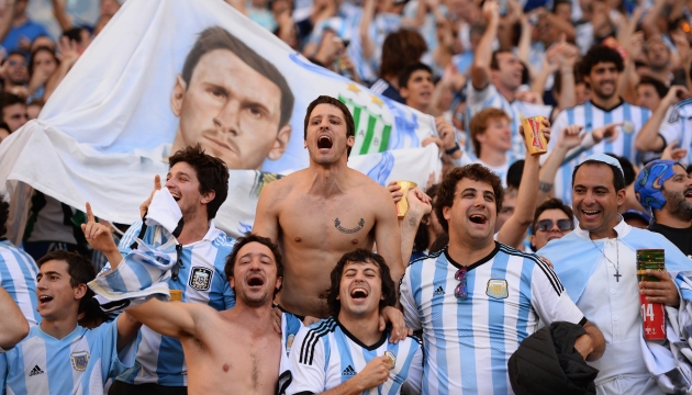 Аргентинские поклонники футбола и "Лео Месси" вместе с ними.