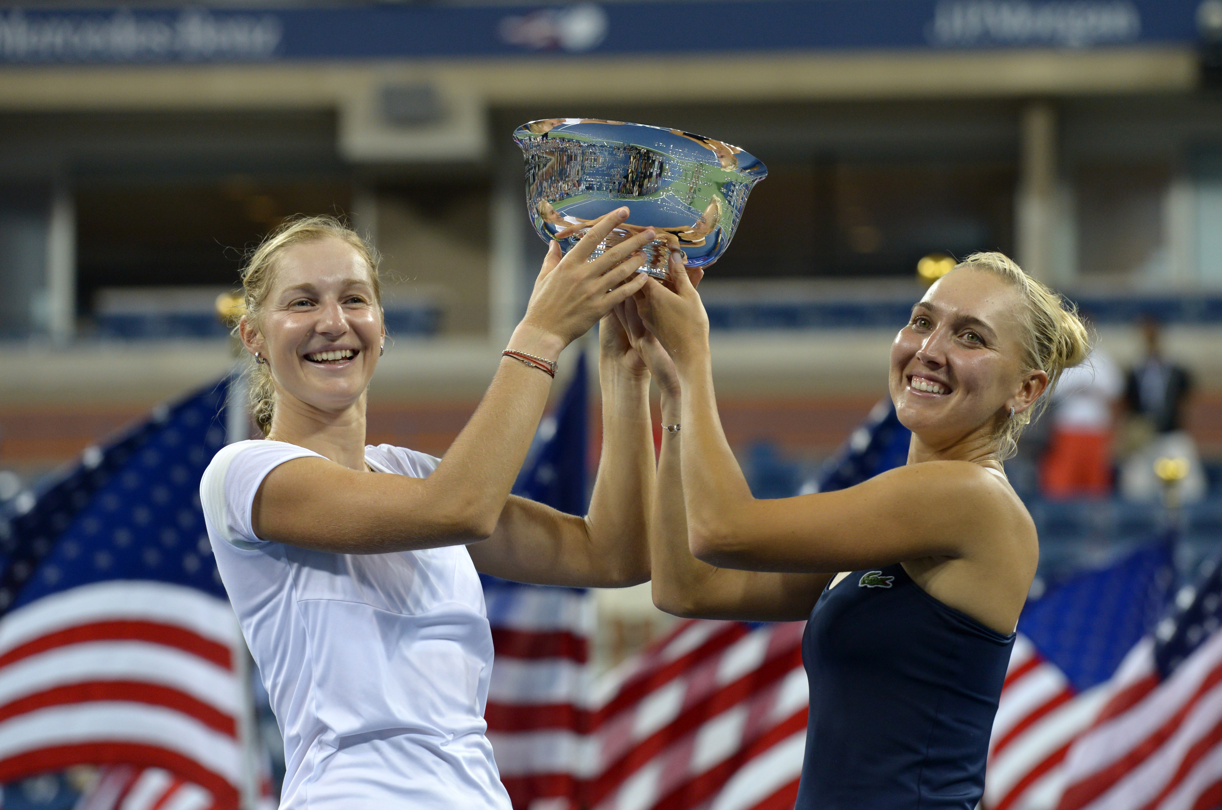 Екатерина Макарова (слева) и Елена Веснина &mdash; победительницы US Open-2014
