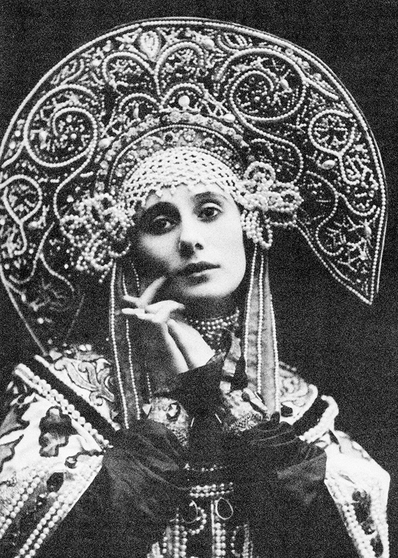 Балерина Анна Павлова в национальном костюме с кокошником