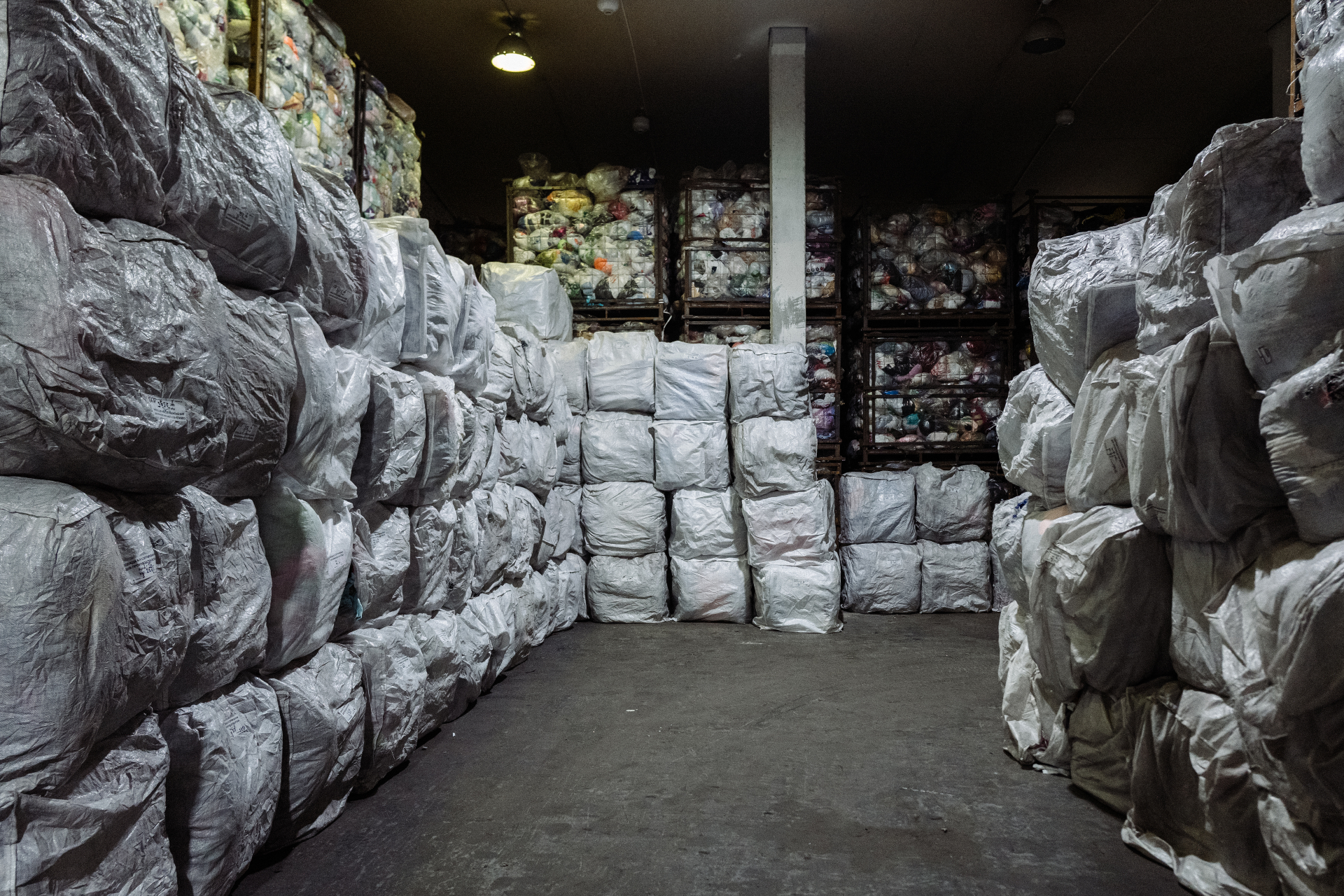 Процесс сортировки текстиля на складе &laquo;Лаут Ресайклинг&raquo; в Иваново