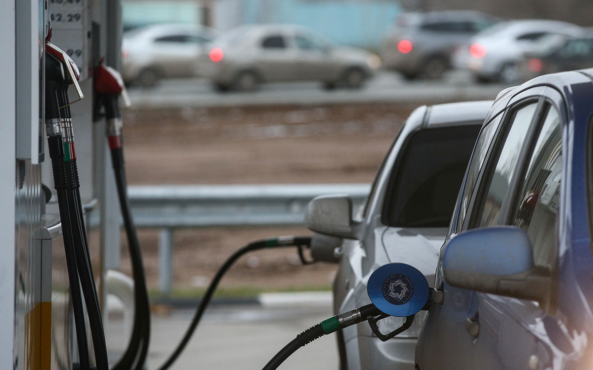 Замглавы Минэнерго объяснил, почему бензин не дешевеет вместе с нефтью