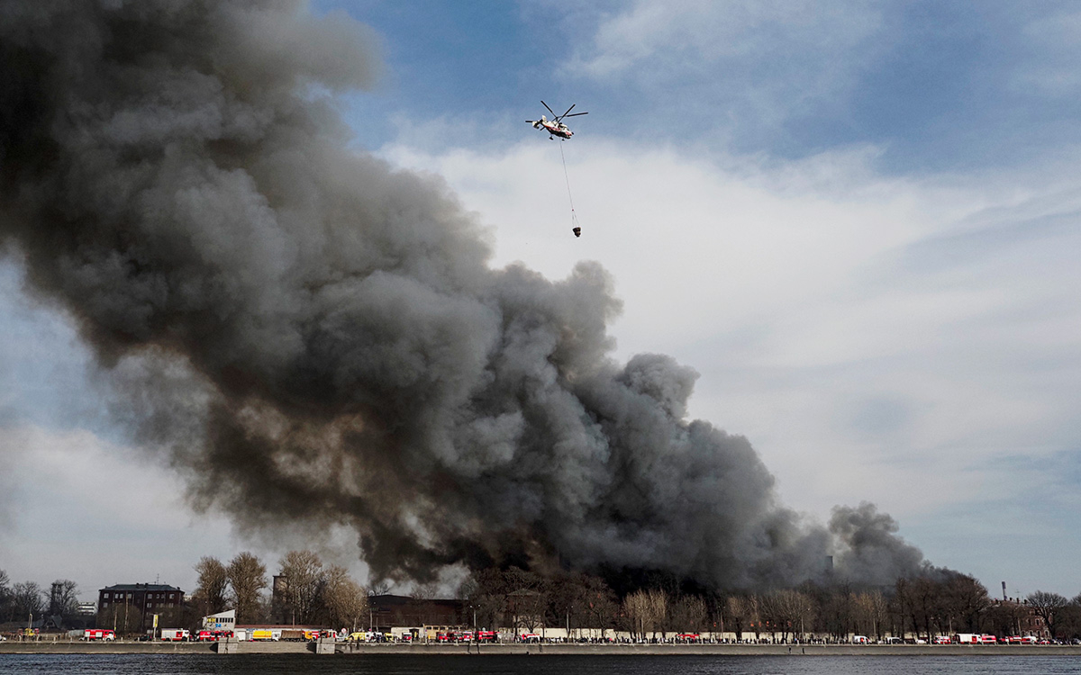 К тушению пожара на «Невской мануфактуре» в Петербурге привлекли вертолет