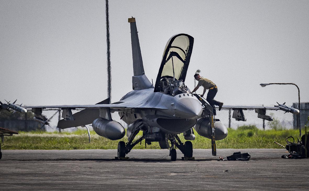 США обучат украинских летчиков полетам на истребителях F-16