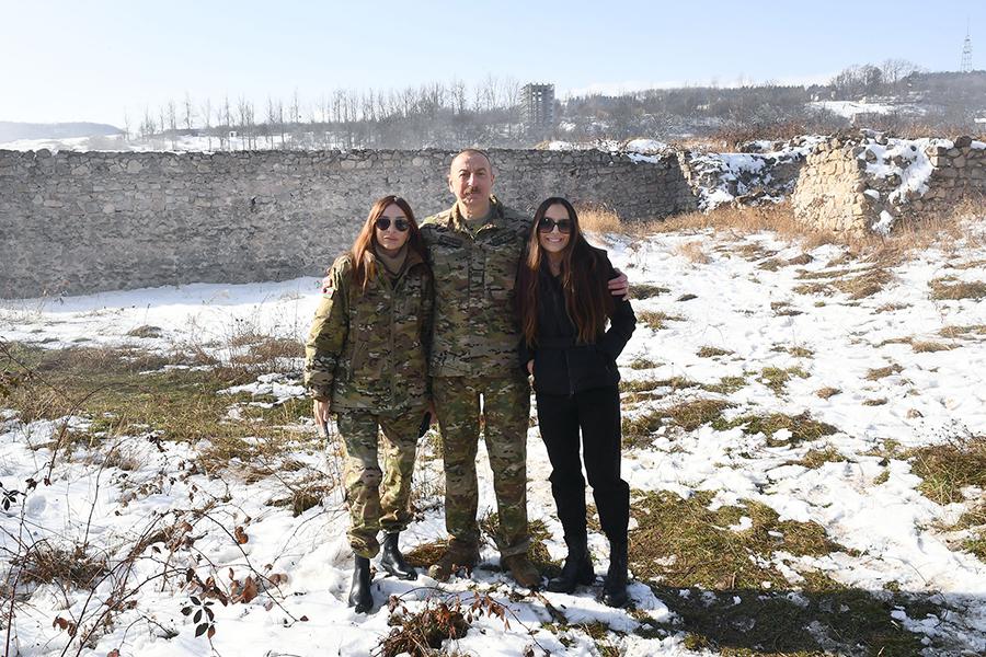 Ильхам Алиев, его супруга Мехрибан (слева) и дочь Лейла (справа)