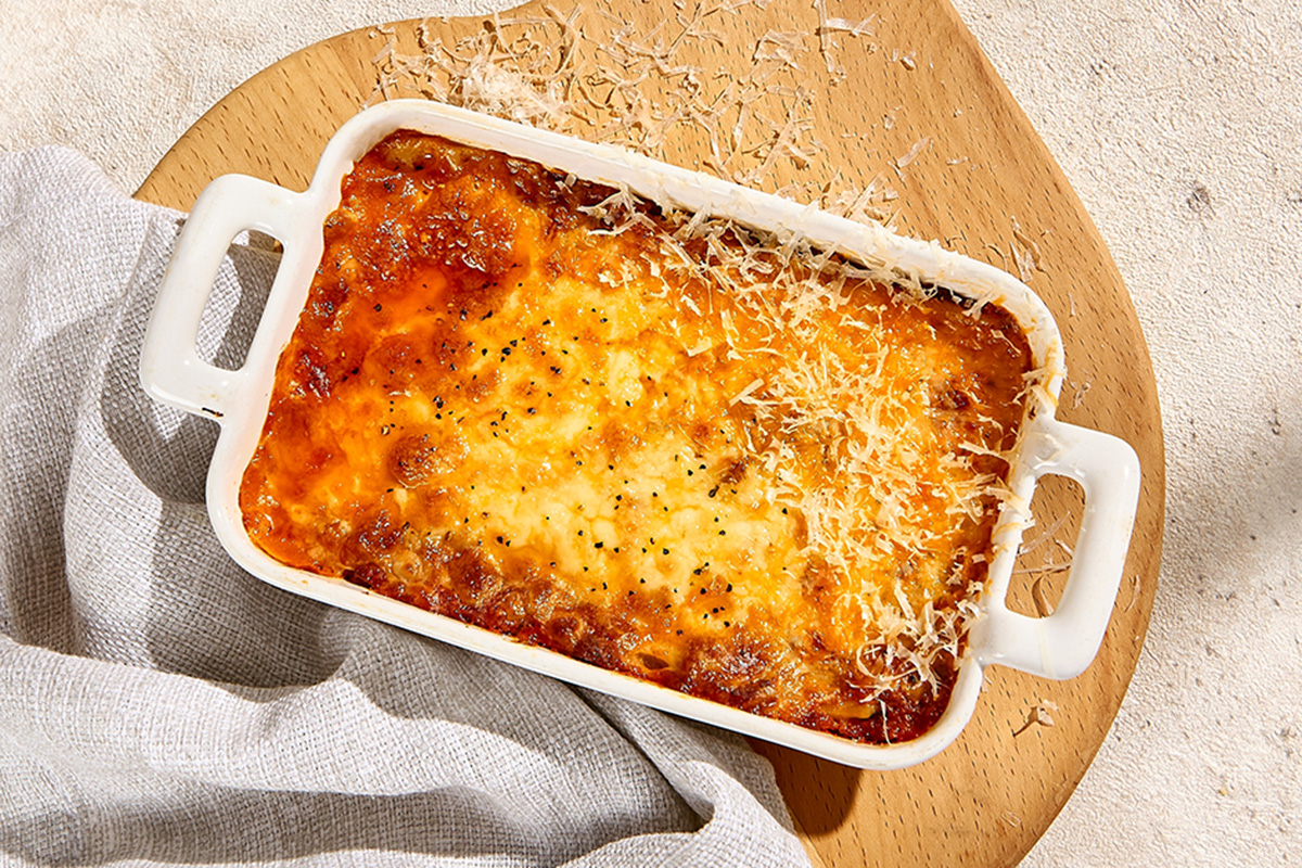 Лазанья — это один из столпов итальянской кухни и любимое блюдо кота Гарфилда. Приготовление этого блюда требует времени. Вам нужно приготовить мясной фарш, соус бешамель и запастись листами теста для лазаньи